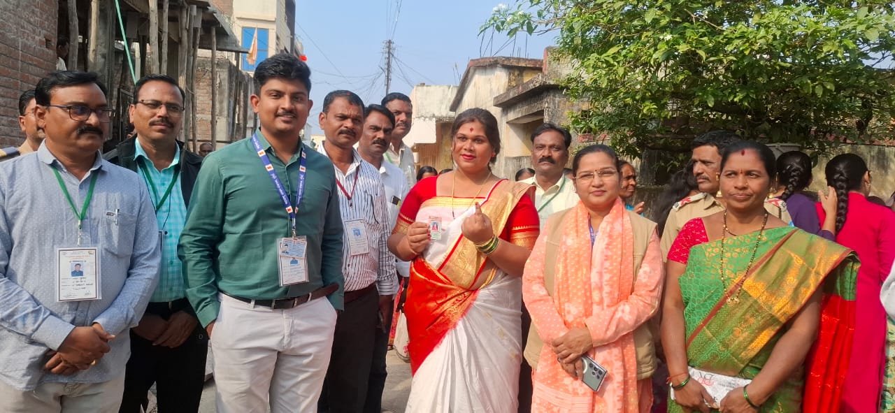 बिलोली नगरपरिषदेसाठी वयोवृद्ध नागरिकांने मतदान करून आपला मतदानाचा हक्क बजावला